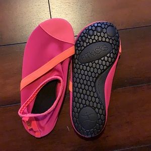 Fitkicks, comfy slippers sz M